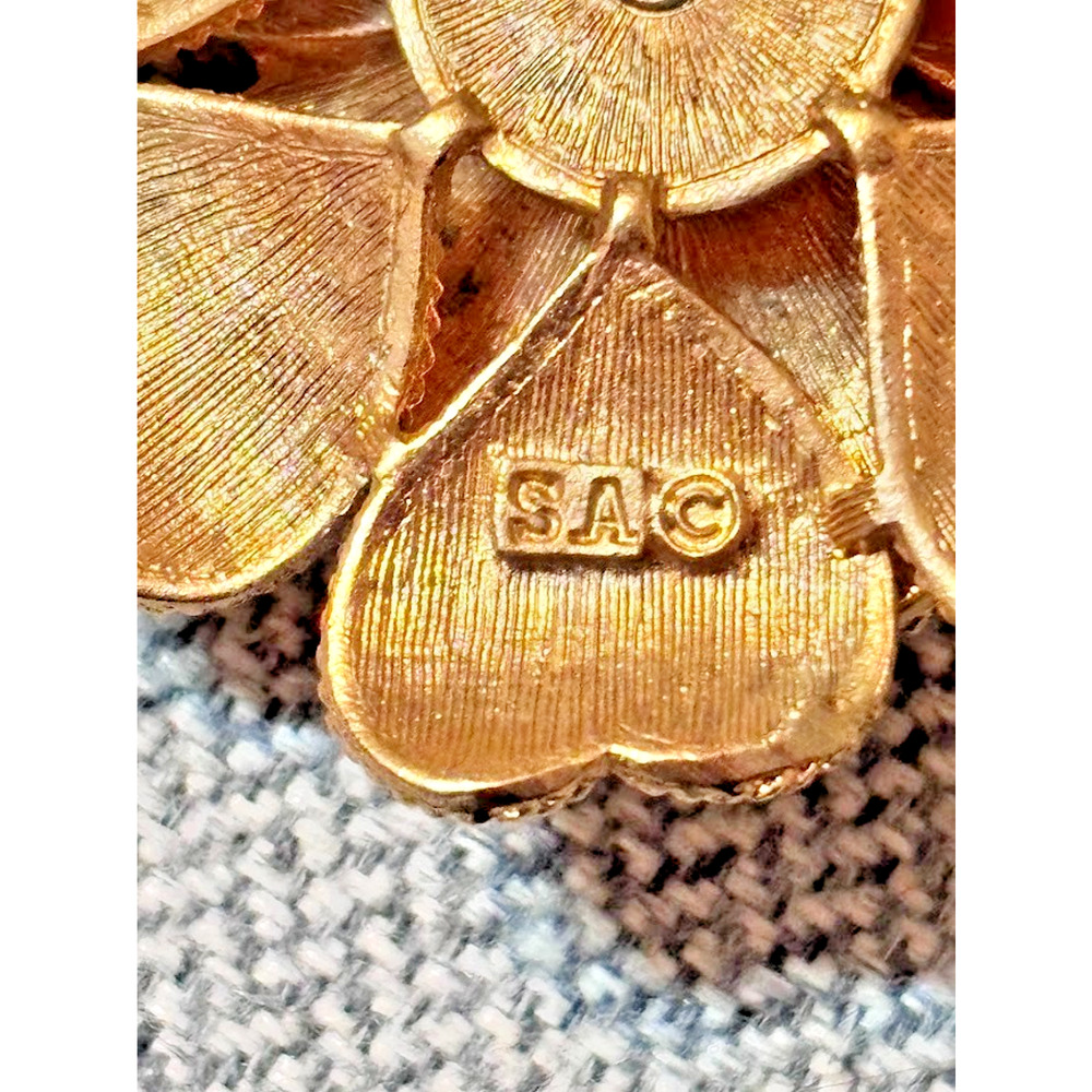 Vintage Samsan SA Heart Petal Flower Brooch Textured Gold Tone Mid Century Pin - Picture 3 of 9